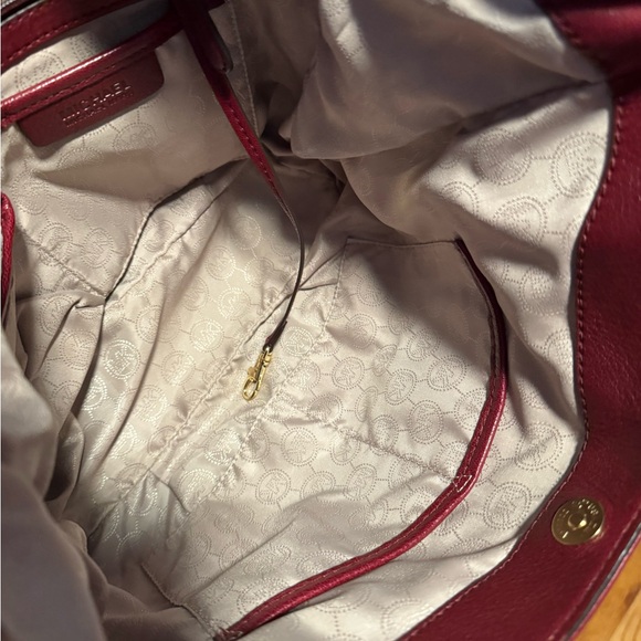 EUC Michael Kors Vanessa medium leather shoulder tote bag in a burgundy - Picture 13 of 17